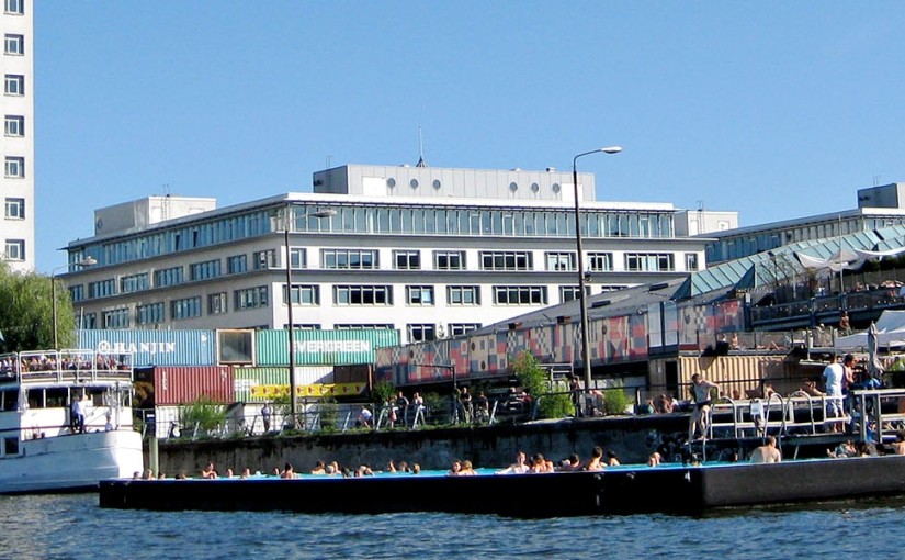 Arena Badeschiff, the almost beach bar