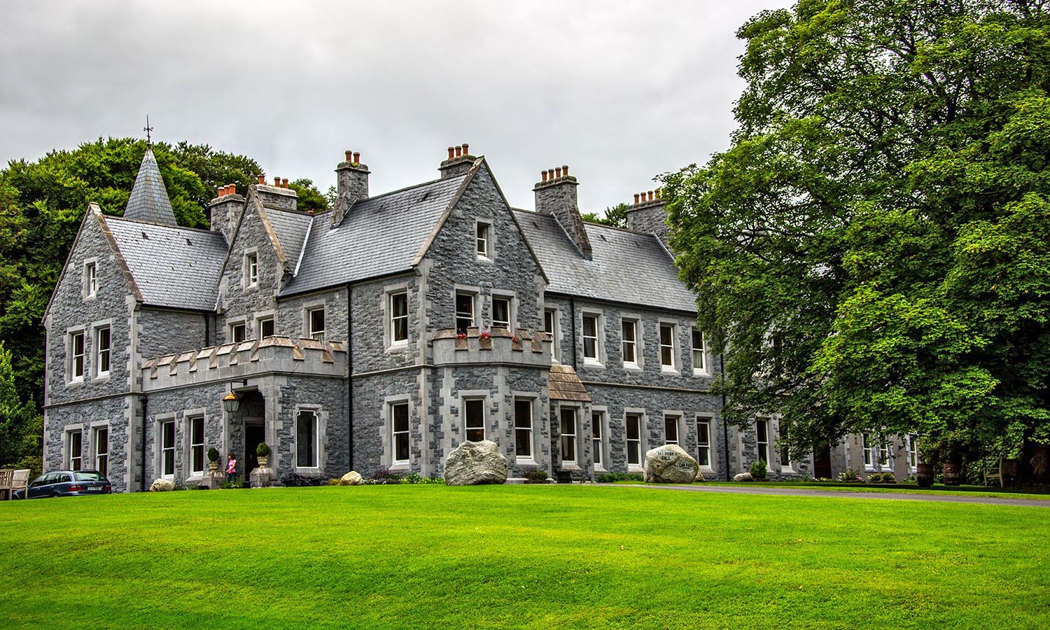 The beautifully preserved Mount Falcon Estate in Ballina, sitting on lush green grass.