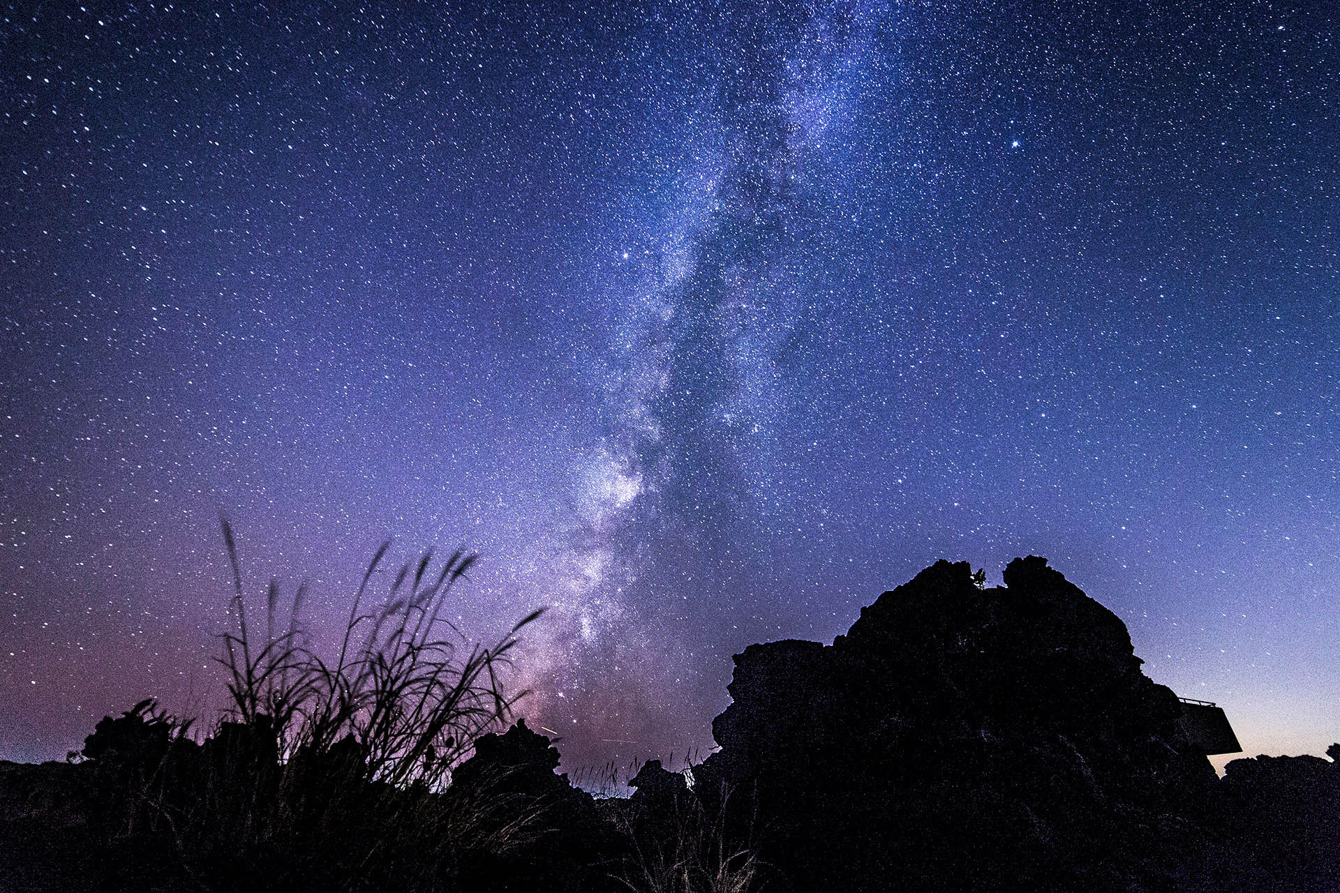 Low light pollution has made all of the Izu Islands—including Oshima—perfect for stargazing and night sky action.