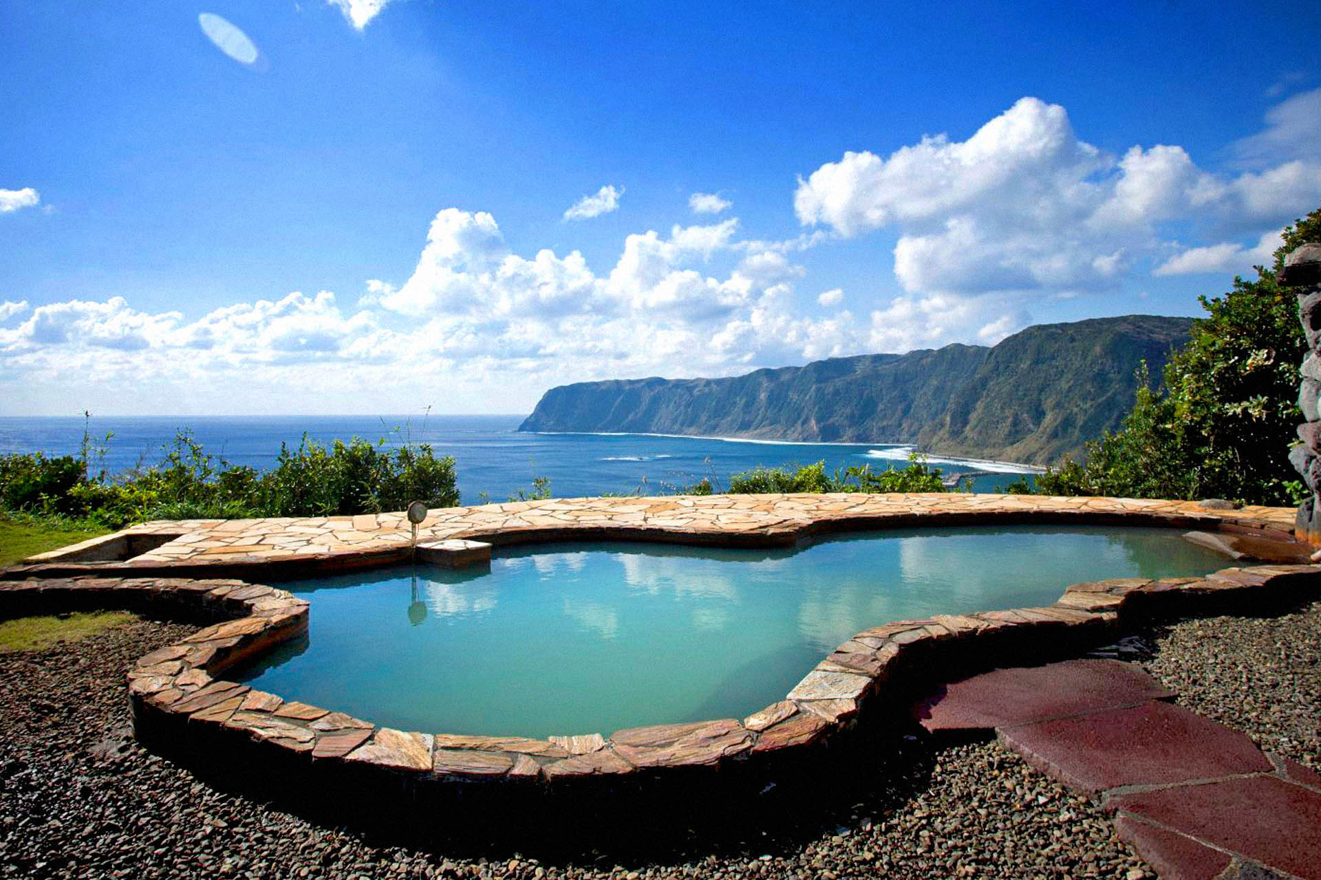 Miharashi-no-Yo looks straight out onto the Pacific Ocean. ©Jordy Meow.