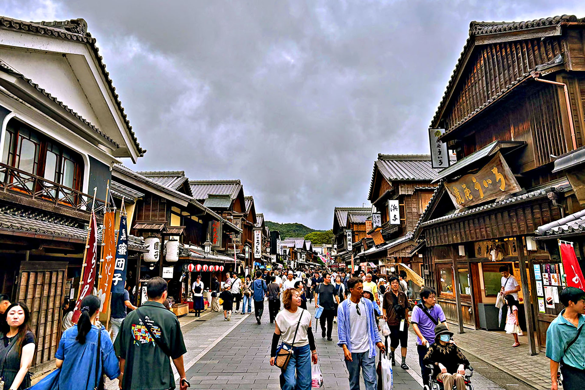 The crowded street of Oharaimachi.