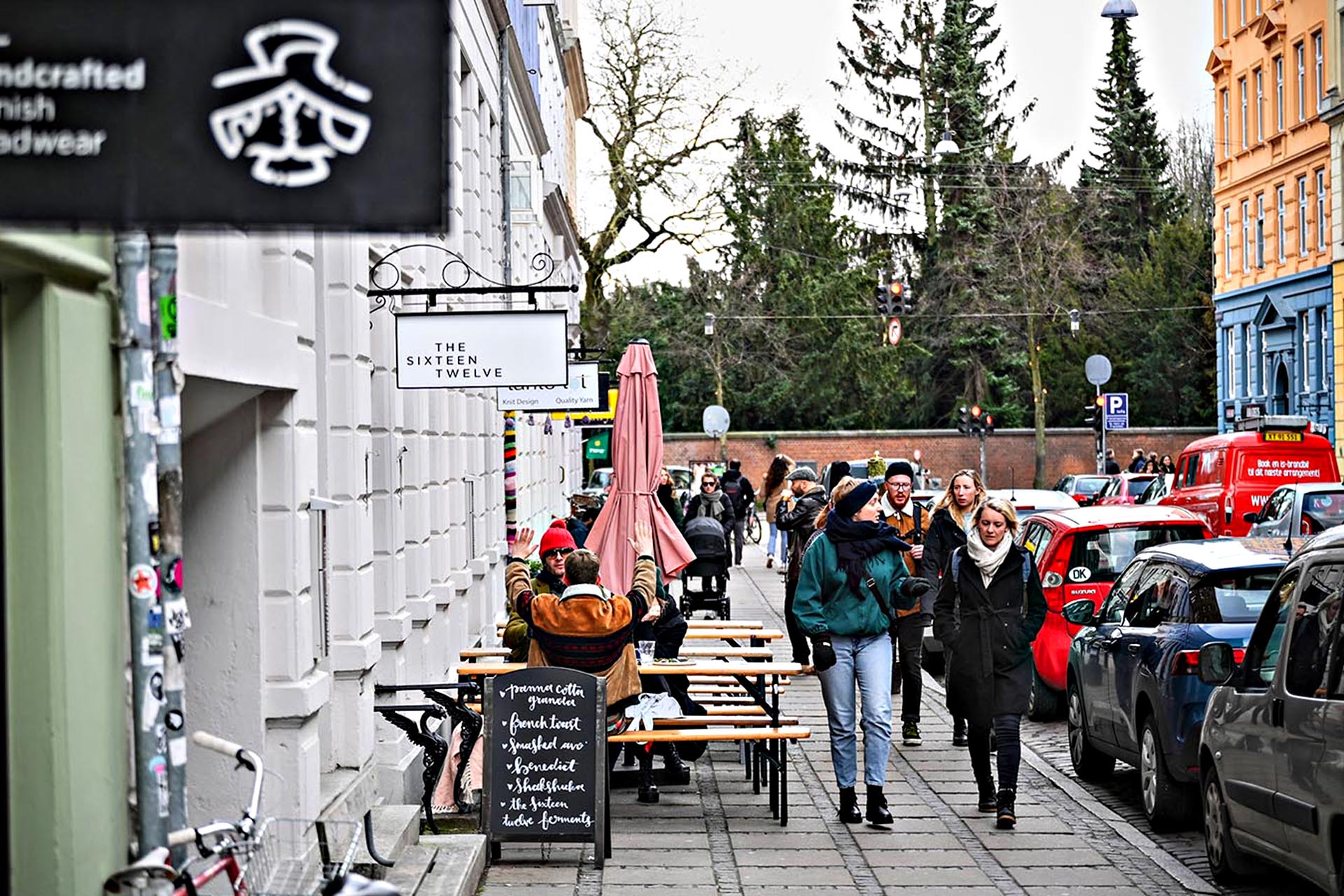 Afternoon crowds at Jægersborggade.