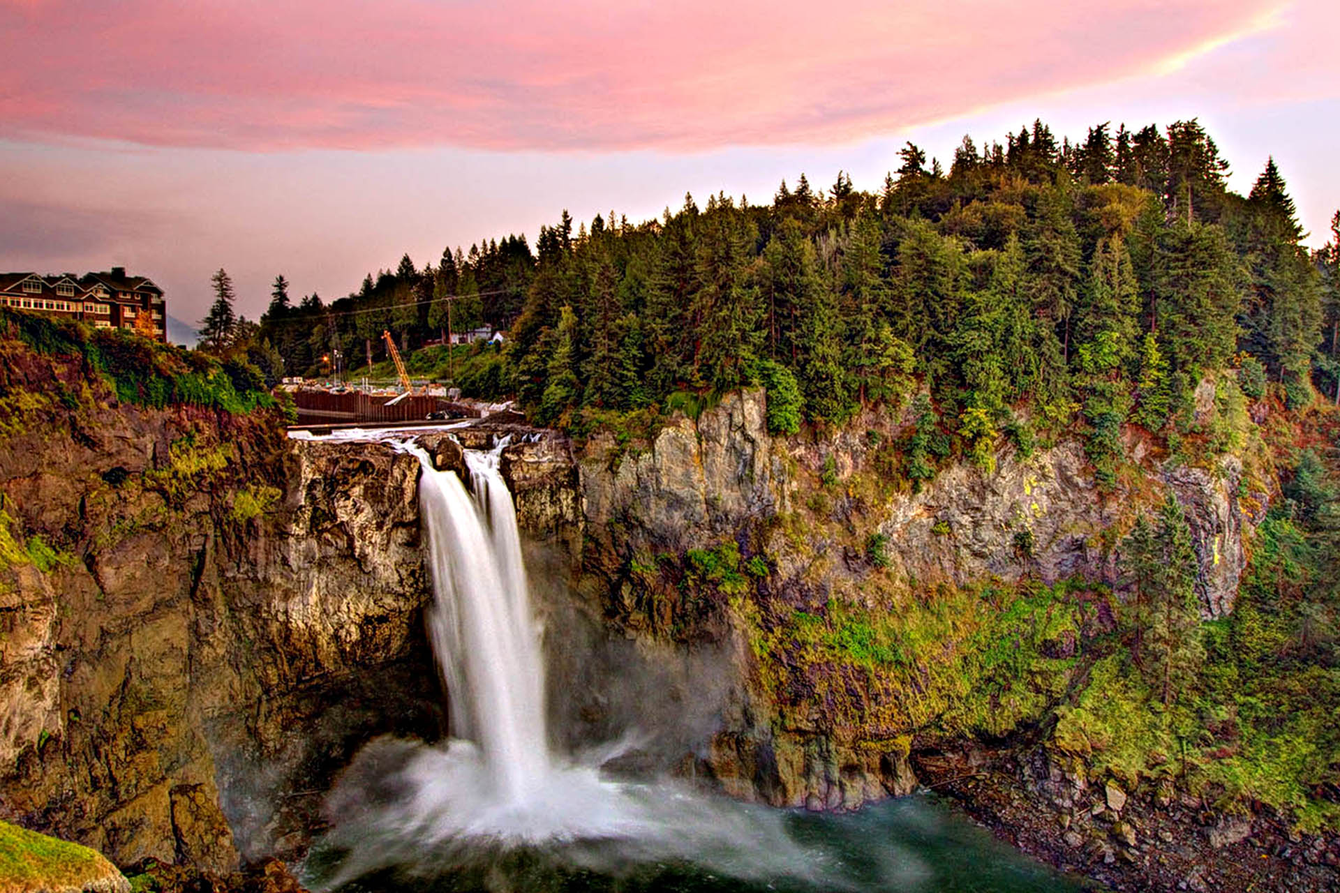 Snoqualmie Falls featured in the early-1990s mystery drama Twin Peaks.
