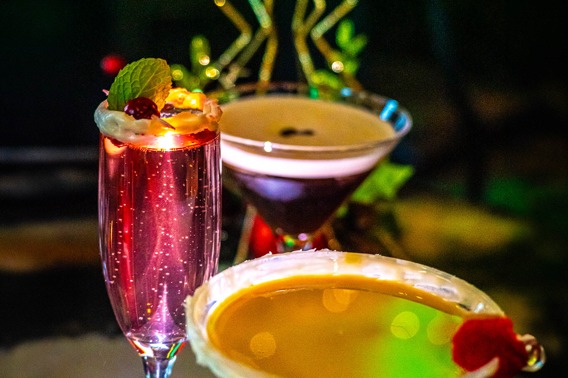 Festive Christmas cocktails served with colourful garnishes during Grapevine’s holiday celebrations in Texas.
