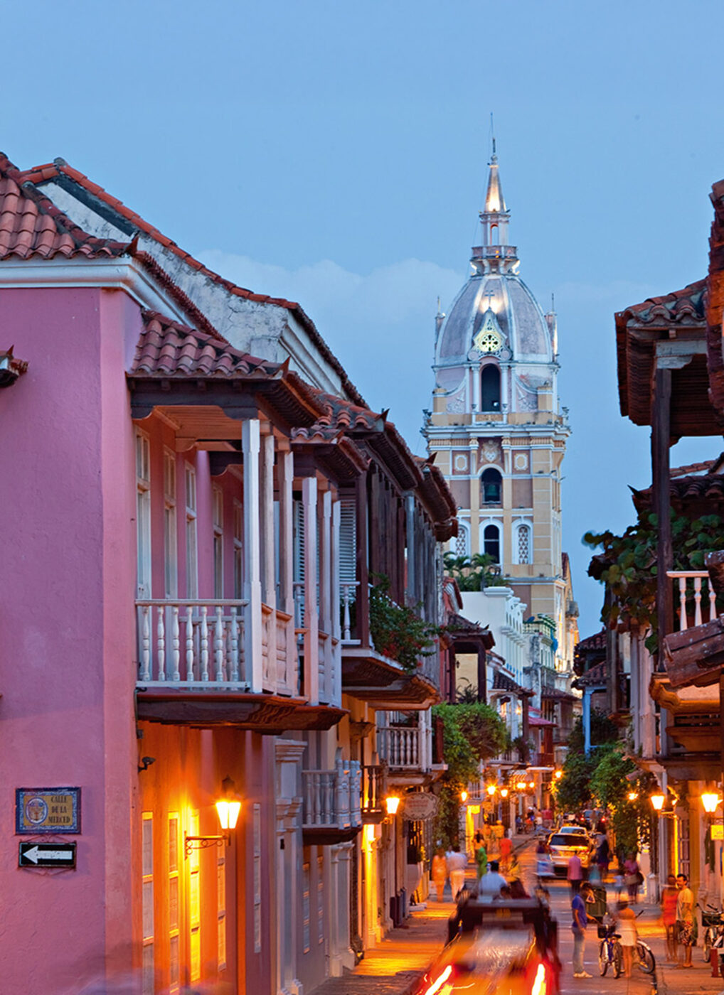 A photo of a busy street at night in Cartagena.