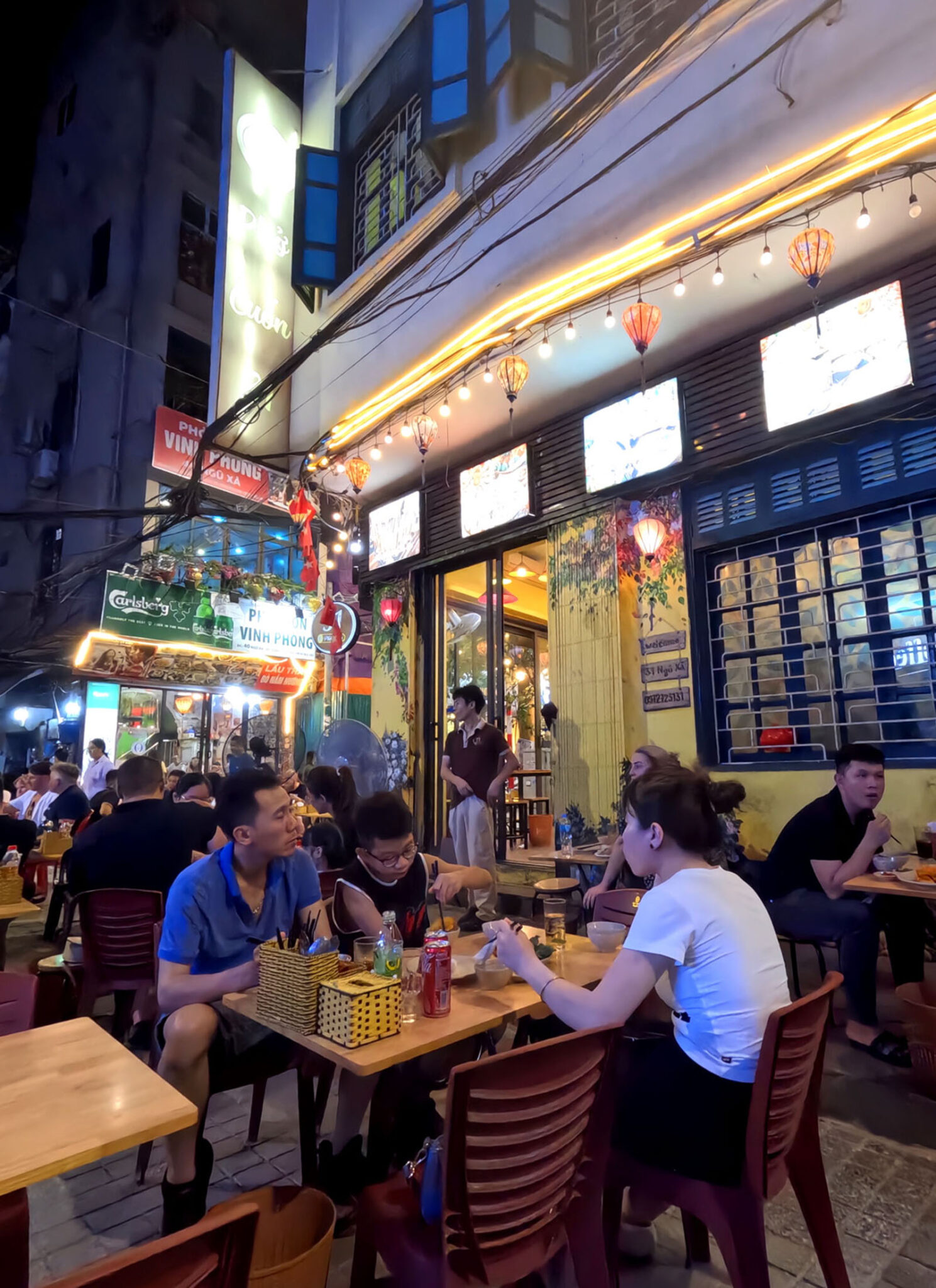 I dare you to find a cuter street-side cafe.