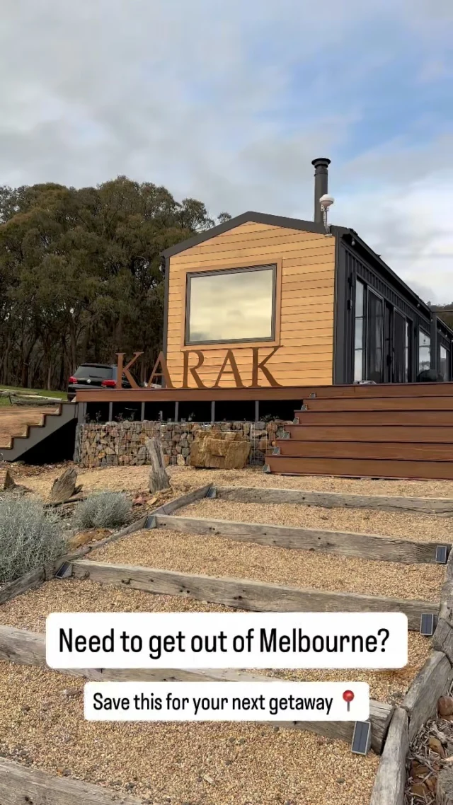 Things we’ve just learnt? Not all tiny homes are created equal 😍 

Head out to Karak Eco Lodge in Victoria’s High Country if you want kangaroos for neighbours, bird song for an alarm clock and your evening plans to revolve around an outdoor bath and a crackling fire 🔥