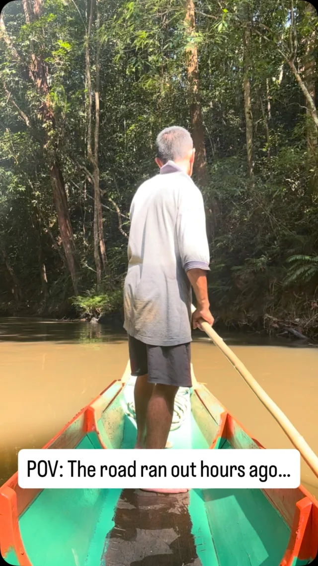 Turns out you don’t need roads when you’ve got a longboat and a village headman who knows where he’s going (and he doesn’t even need Google Maps) 🙊 

📍Somewhere deep in Sarawak, Borneo.